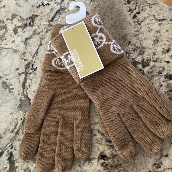KORS Michael Kors Accessories - NWT MICHAEL KORS WOMEN’S KNITTED GLOVES